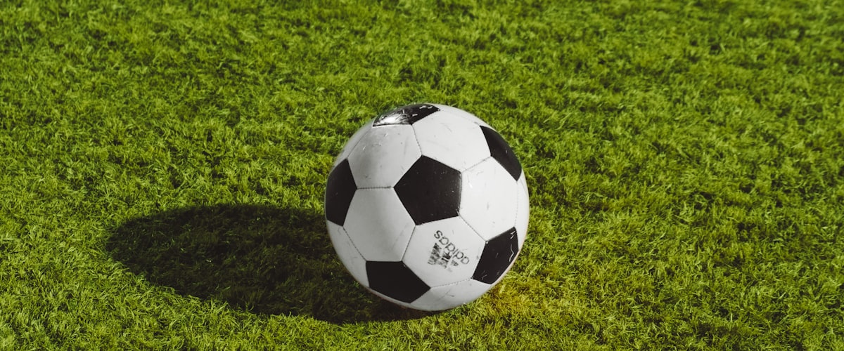 欧冠决赛精彩瞬间 - 球员在绿茵场上激烈拼抢，看台座无虚席