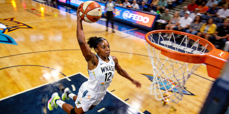 WNBA女子篮球比赛中的精彩上篮瞬间